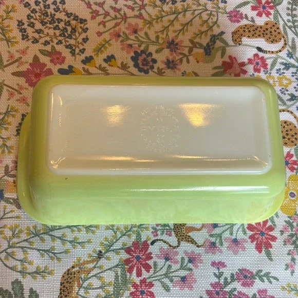 Pyrex 213 1 1/2 GT lime, green Rectangular Baking Dish - Picture 2 of 4